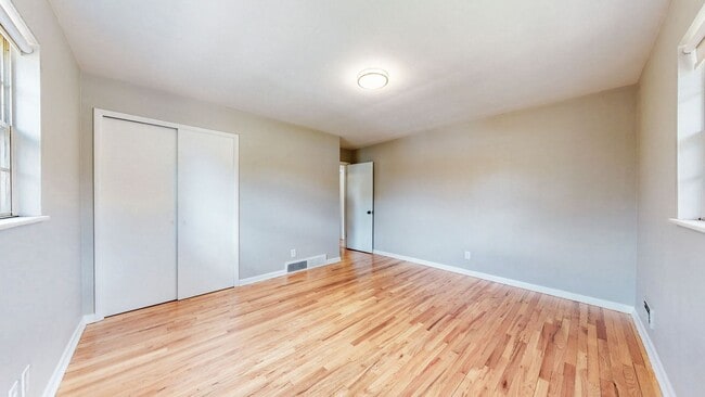 Building Photo - Hikes Point 3 Bed/2 Bath with Basement & Fenced-in Yard