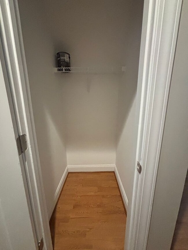 Building Photo - AVAILABLE NOW! End-Unit Townhouse in Pennington Square