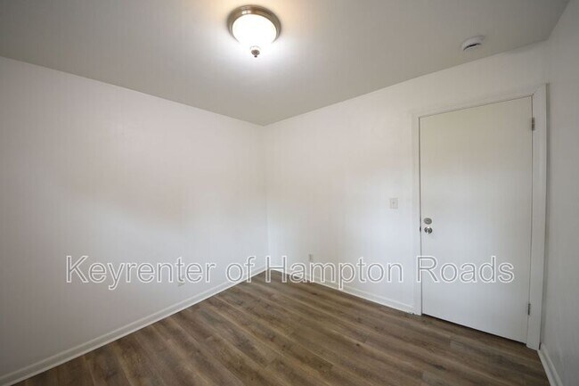 Building Photo - 823 Brentwood Dr