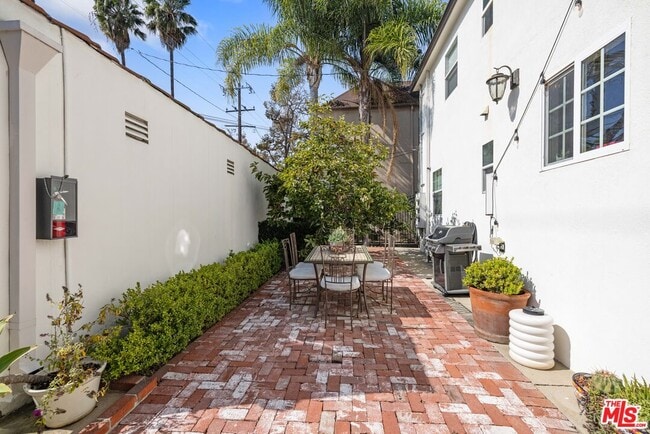 Building Photo - 8948 Burton Way