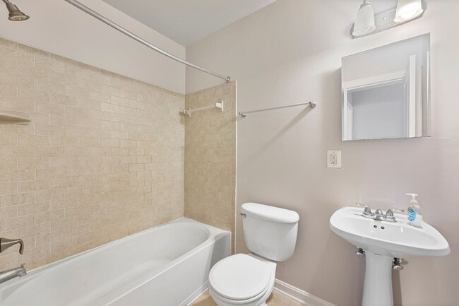 Building Photo - Newly Renovated Two Bedroom Condo! Parking!