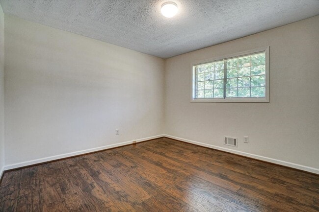 Building Photo - 606 Evergreen Dr