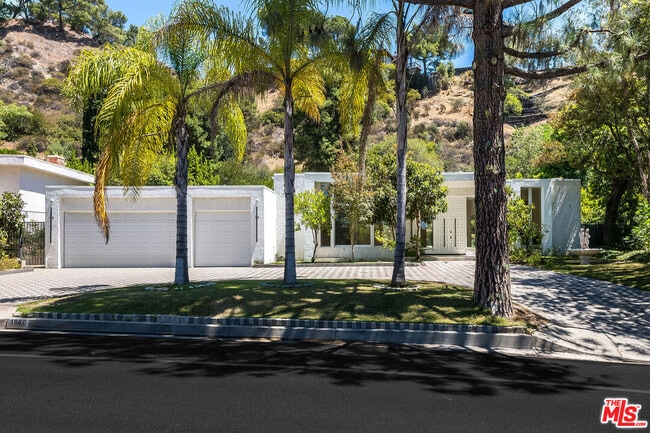 Primary Photo - 1860 Loma Vista Dr