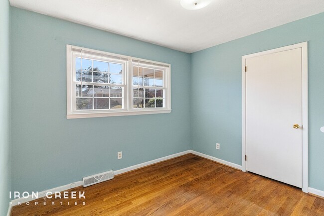 Building Photo - Adorable 3-Bedroom House in West Asheville