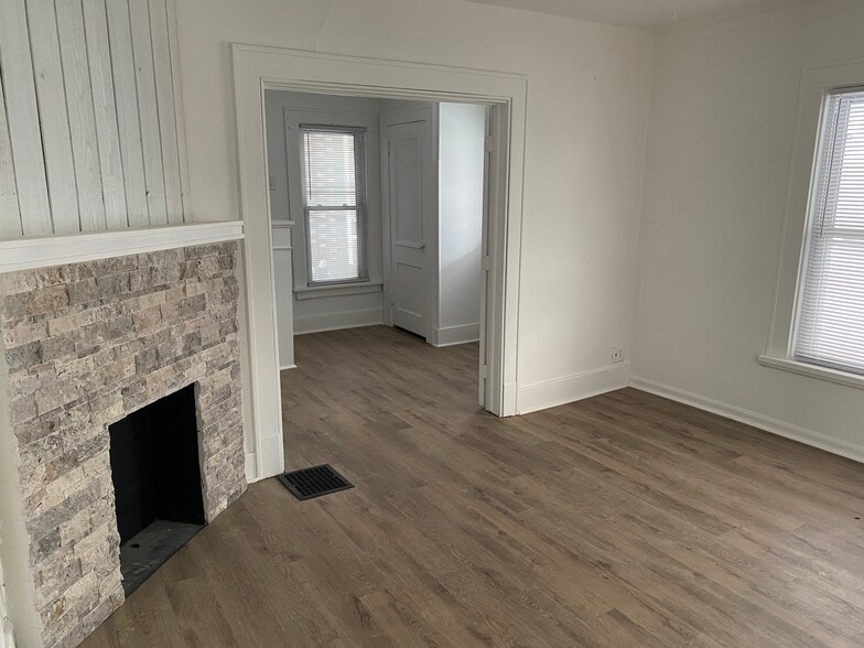 Living room - 904 W 26th St