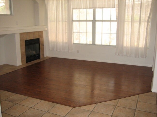 Building Photo - Single story, gated, 3bed, 2bath, 2car garage, Club house, Community Pool, Spa, Fitness room, CCRs