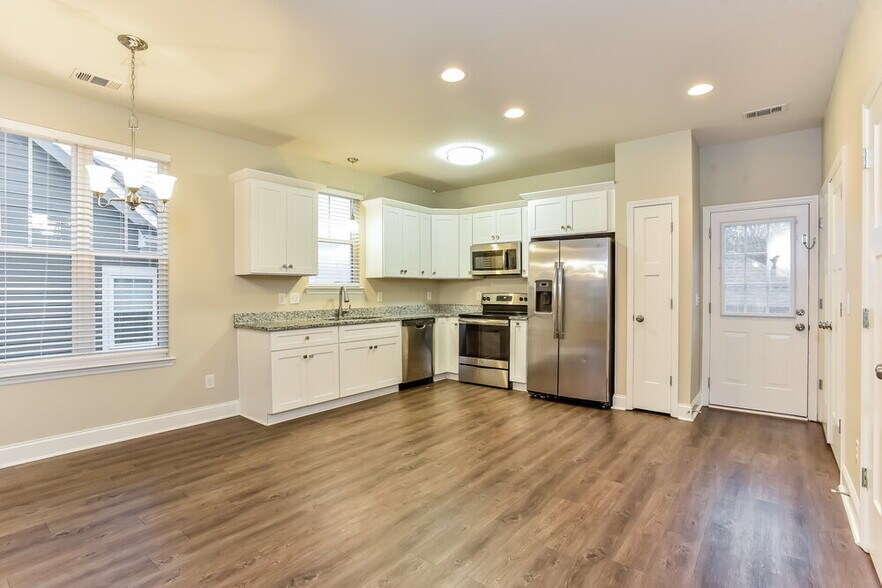 Building Photo - 1968 Brookshine Port