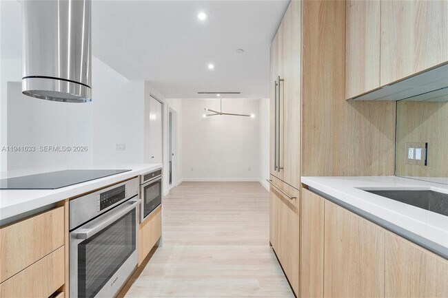 Building Photo - 9901 W Bay Harbor Dr