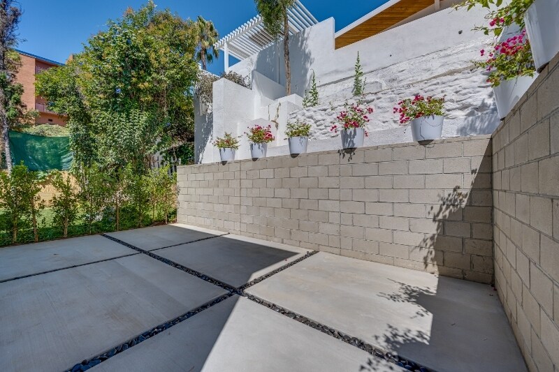 Building Photo - 2611 Hyperion Ave