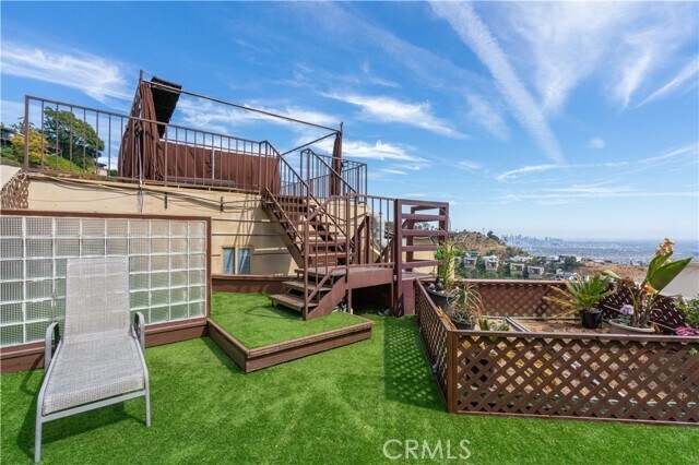 Building Photo - 2189 Sunset Plaza Dr