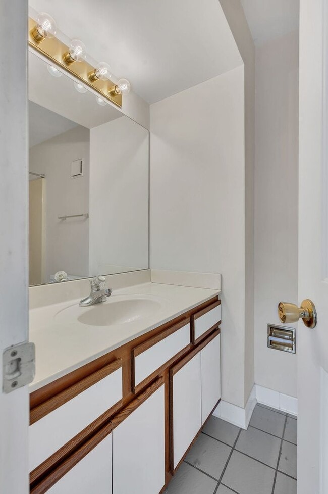 Building Photo - Awesome 2BE/2.5BA condo in Green Hills!