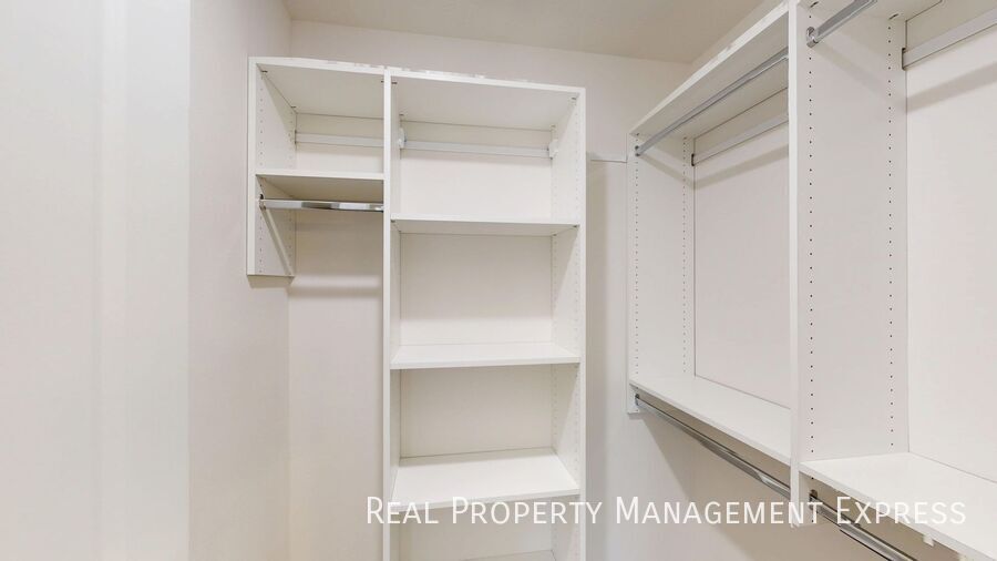 Building Photo - Stylish 1 Bed 1.5 Bath Townhome