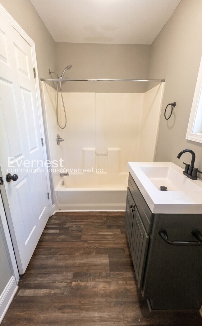 Building Photo - 2 Bed/1 Bath Condo with Modern Amenities / Vouchers Accepted / Available Now!
