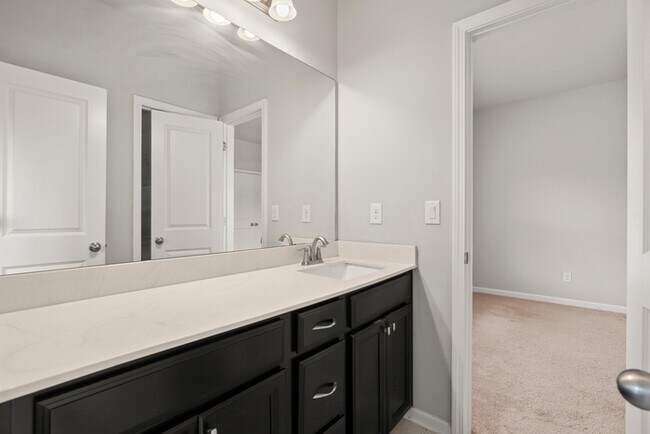 Building Photo - Townhouse - 4 Beds - 4 Bath