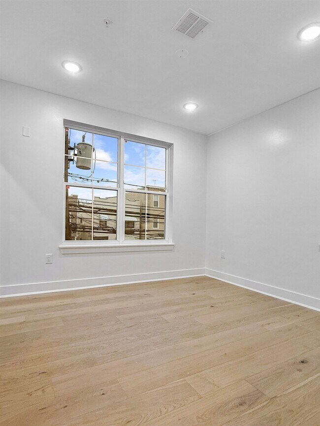 Building Photo - 185 Mallory Ave