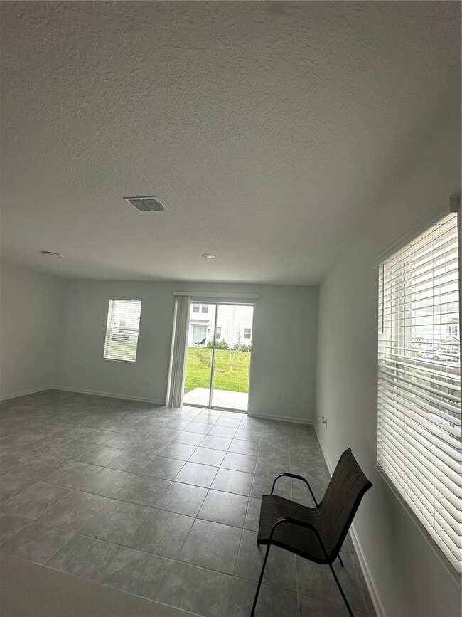Building Photo - 3063 Chantilly Dr