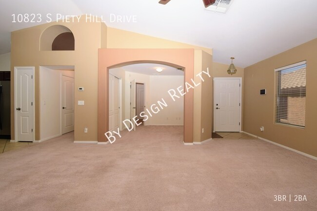 Building Photo - Rancho Del Lago 3 Bedroom 2 Bath + Den/Hom...