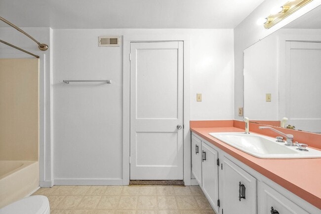 Building Photo - Cozy 2 Bedroom Downtown Home Available!