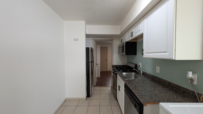 Building Photo - 1010 W 23rd St