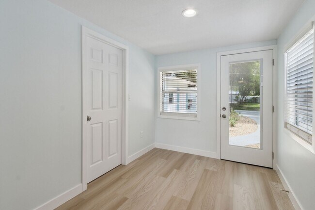 Building Photo - Small Duplex on Amelia Island