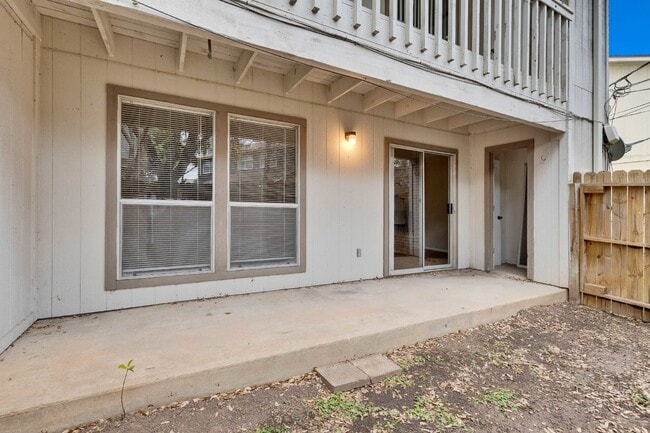 Building Photo - Downstairs Four-Plex Unit with Fenced Back...