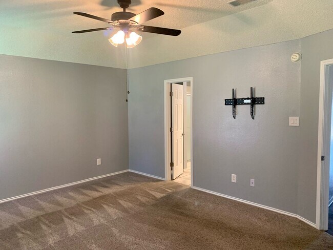 Building Photo - Fantastic 4 Bedroom 2 Bathroom house in So...