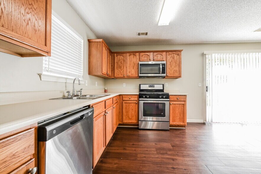 Building Photo - 5028 Kens Ct