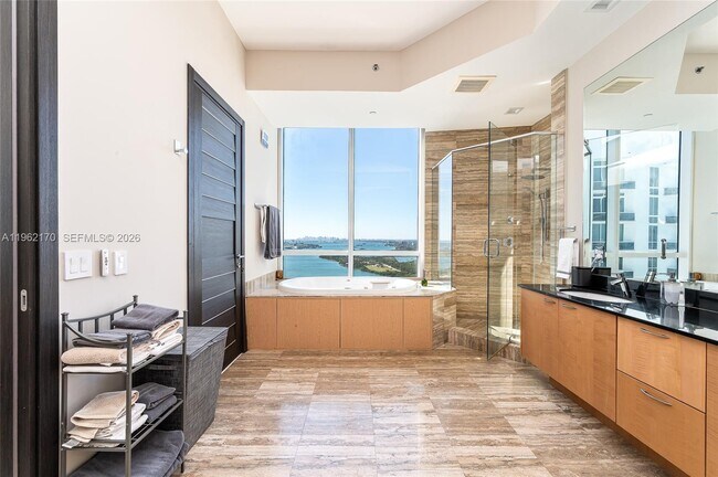 Building Photo - 15901 Collins Ave