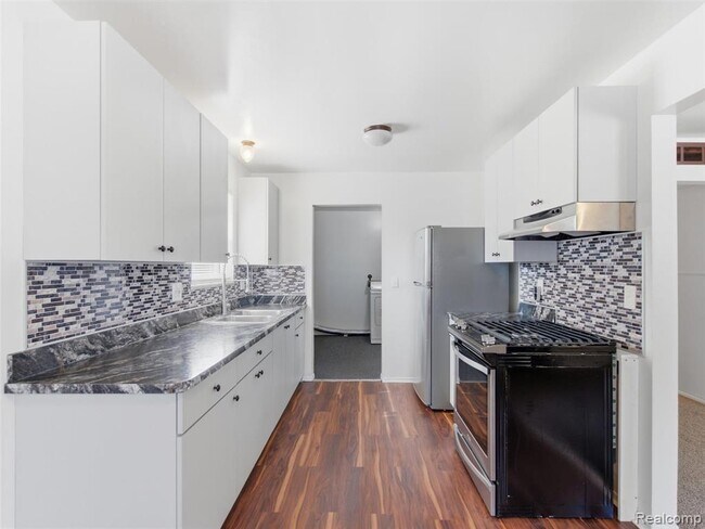 Building Photo - 1221 E Granet Ave