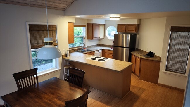 Building Photo - 679 N Larch