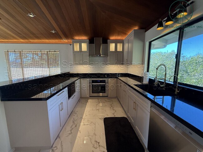 Building Photo - Impeccable Laureles Grade Estate Property with Valley Views