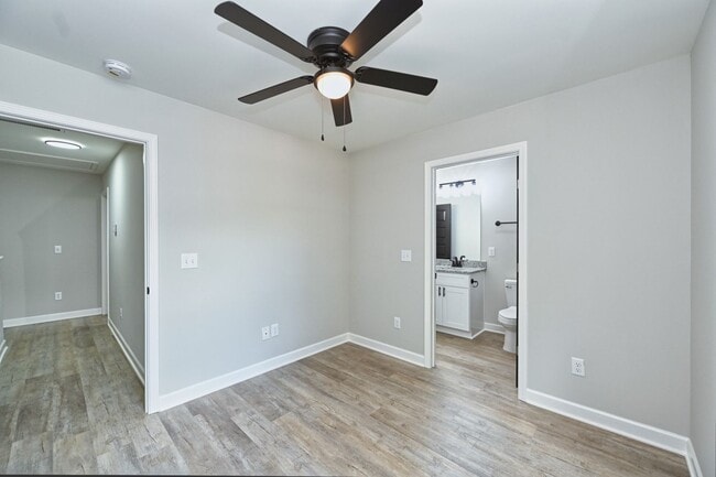 Building Photo - Like New and Move In Ready!