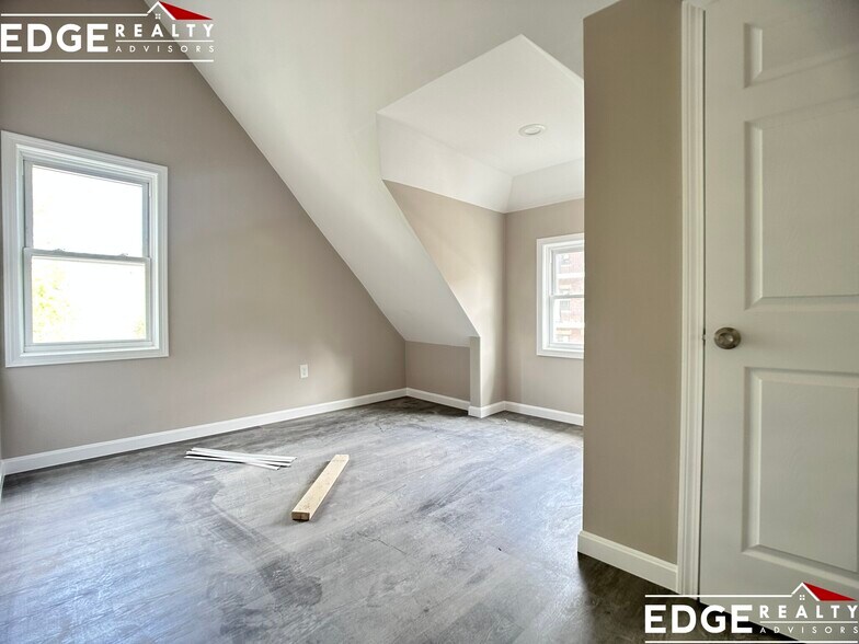 Building Photo - 16 Long Ave