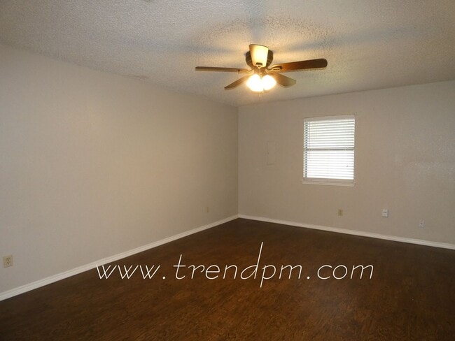 Building Photo - 404 Asbury Dr
