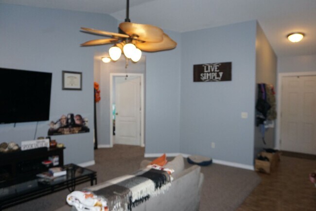 Building Photo - 3/2 in the Heart of Navarre