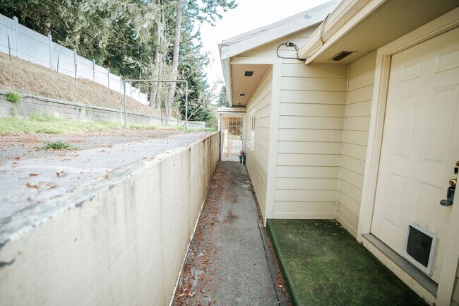 Building Photo - Spacious 4-Bedroom Home with Stunning Hilltop Views in Fortuna, CA