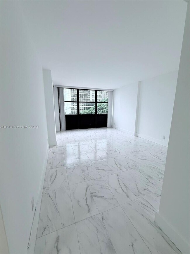 Building Photo - 1925 Brickell Ave