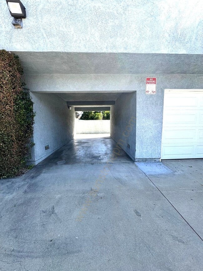 Building Photo - 728 E Grand Ave