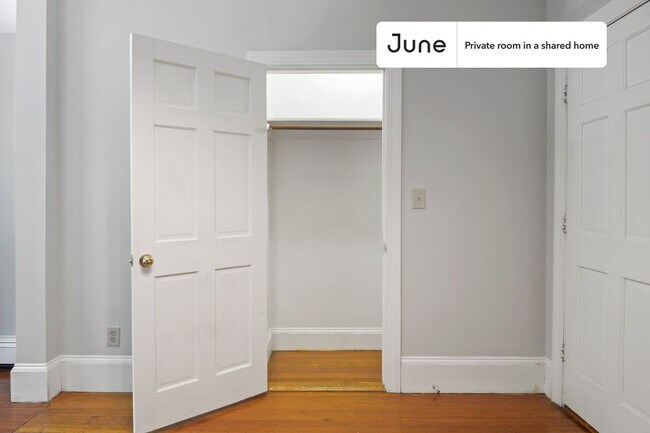 Building Photo - Private bedroom in 4 bed/2 bath Home
