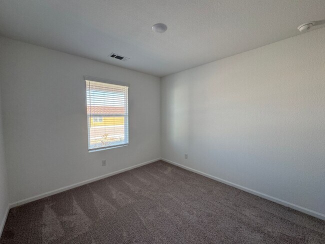 Building Photo - 3 bedroom Newer home
