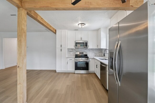 Building Photo - 1105 N Sylvania Ave