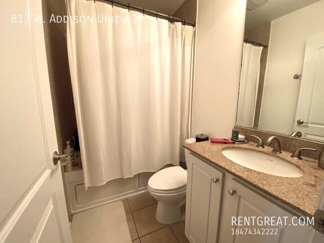 Building Photo - 817 W Addison St