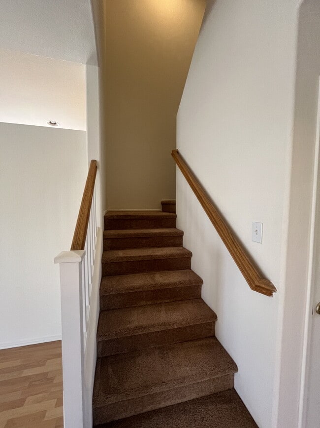 Building Photo - "Charming 3-Bed, 2.5-Bath Home in Oxnard –...
