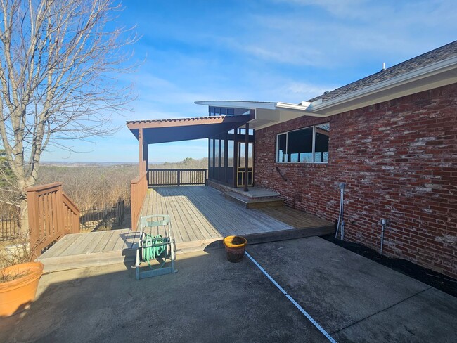 Building Photo - Beautiful home on Mt. Sequoyah with pool a...