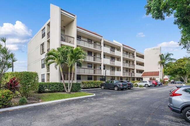 Building Photo - 111 Lake Emerald Dr