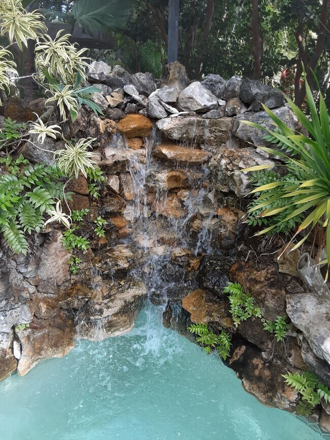 Building Photo - Annual unfurnished 3/2 SFH with pool in The Oaks!