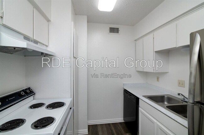 Building Photo - 7054 Glenview Dr