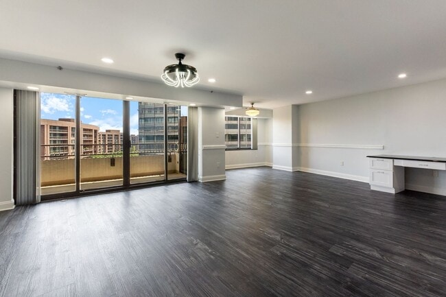 Building Photo - 1300 Crystal Dr