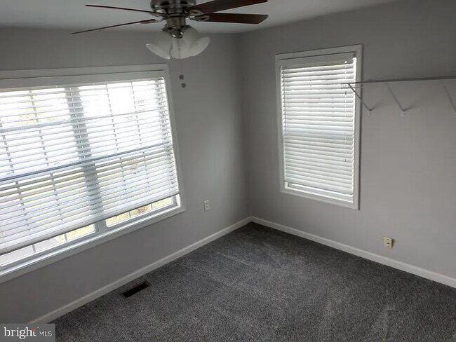 Building Photo - 356 Oak Lee Dr