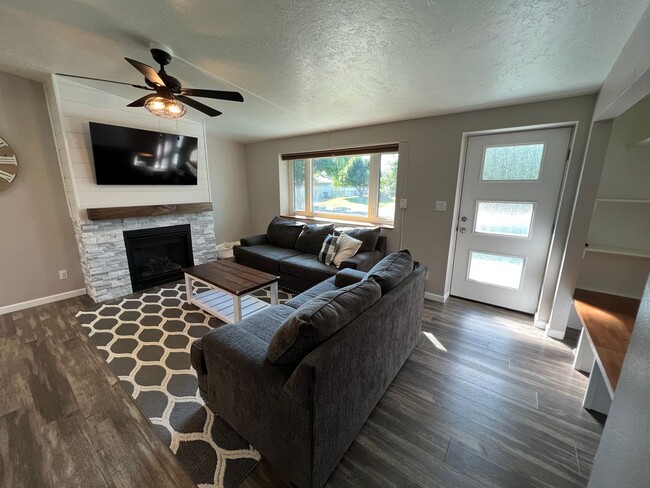 Building Photo - Beautiful 4 bed 3 bath home!